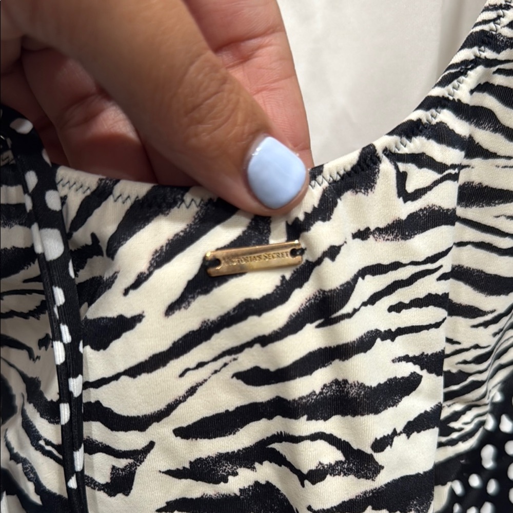 VICTORIA’S SECRET SZ M Zebra Print One Piece Swimsuit - Picture 5 of 8